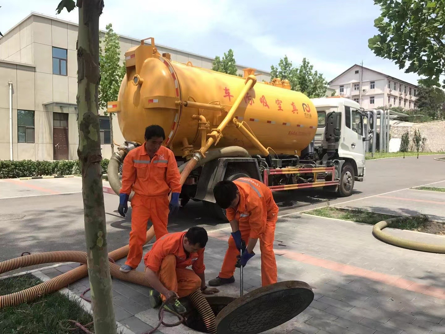 威海化粪池清理与5-8吨吸粪车施工效率分析